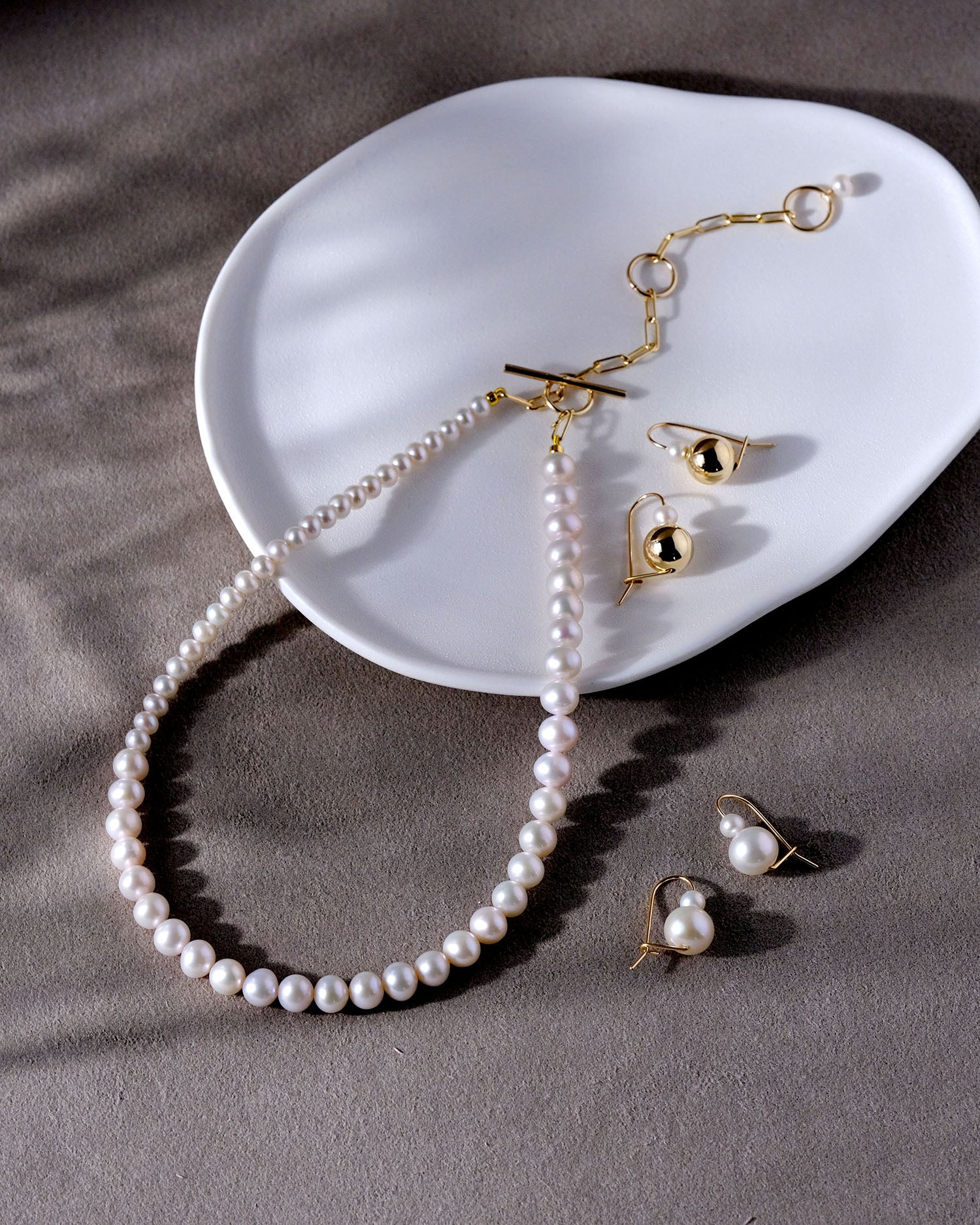 Asymmetric Pearl Necklace (White)