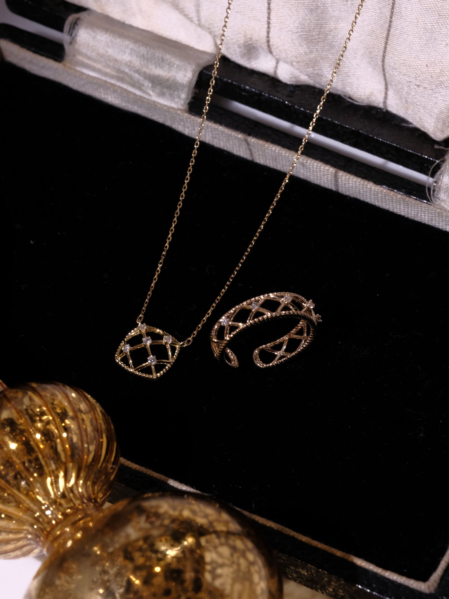 18K Gold Wire Basket Necklace