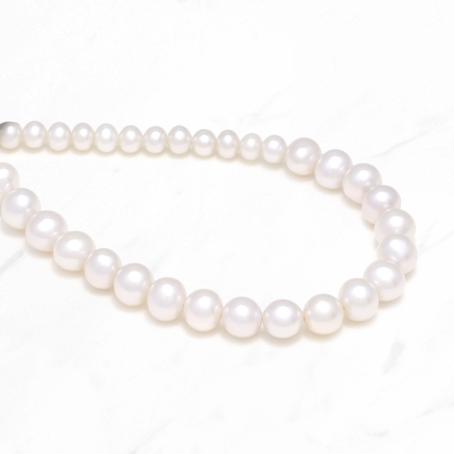Asymmetric Pearl Necklace (White)