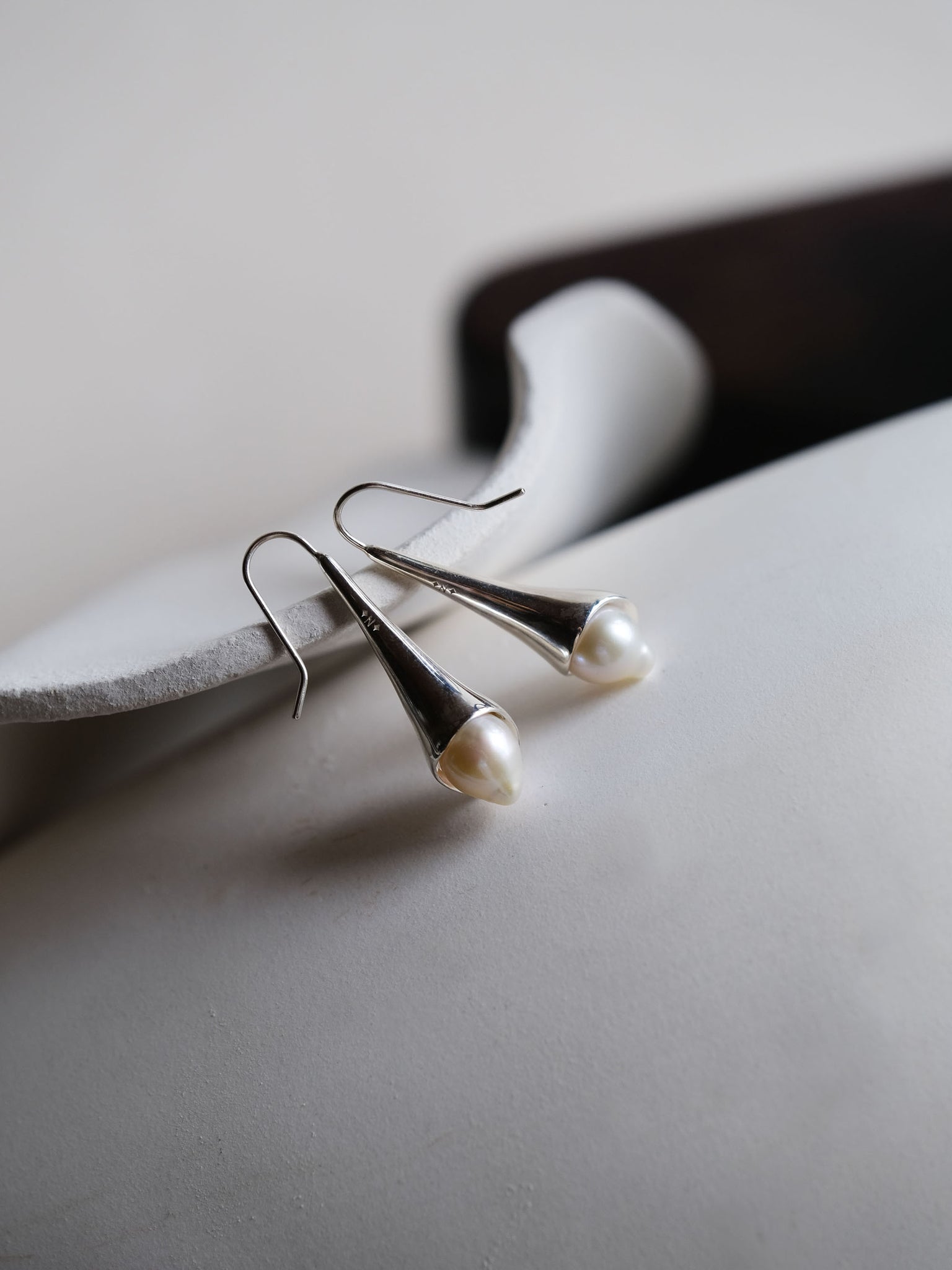 SILVER 卡羅絲垂墜珍珠耳環