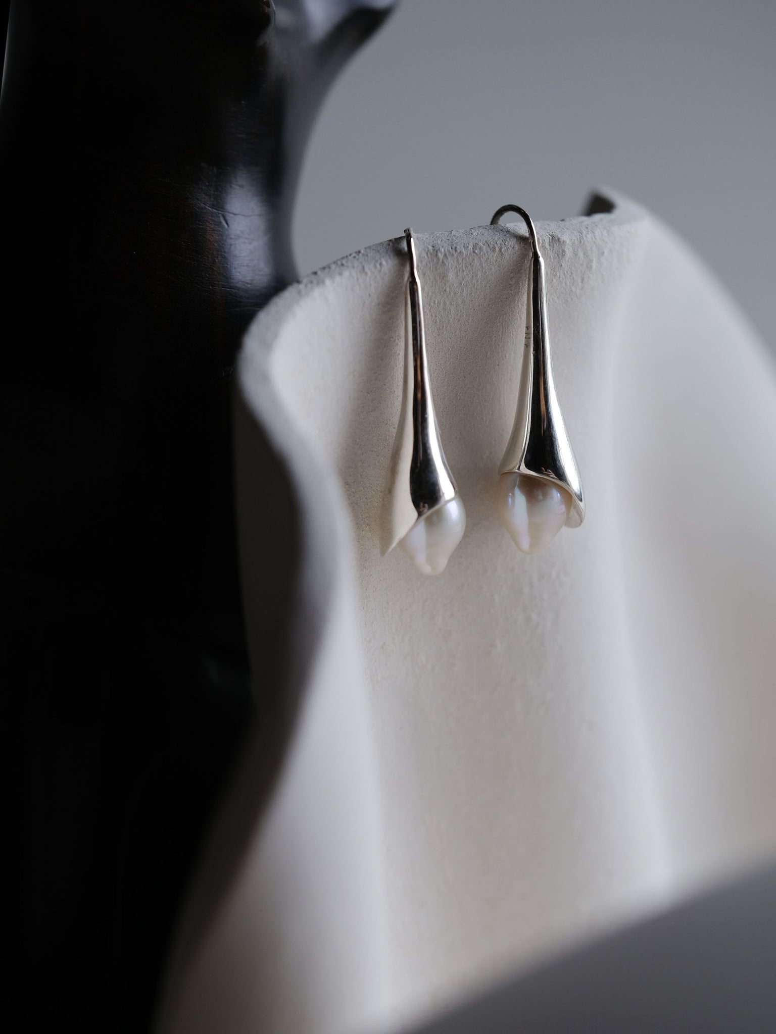 SILVER 卡羅絲垂墜珍珠耳環