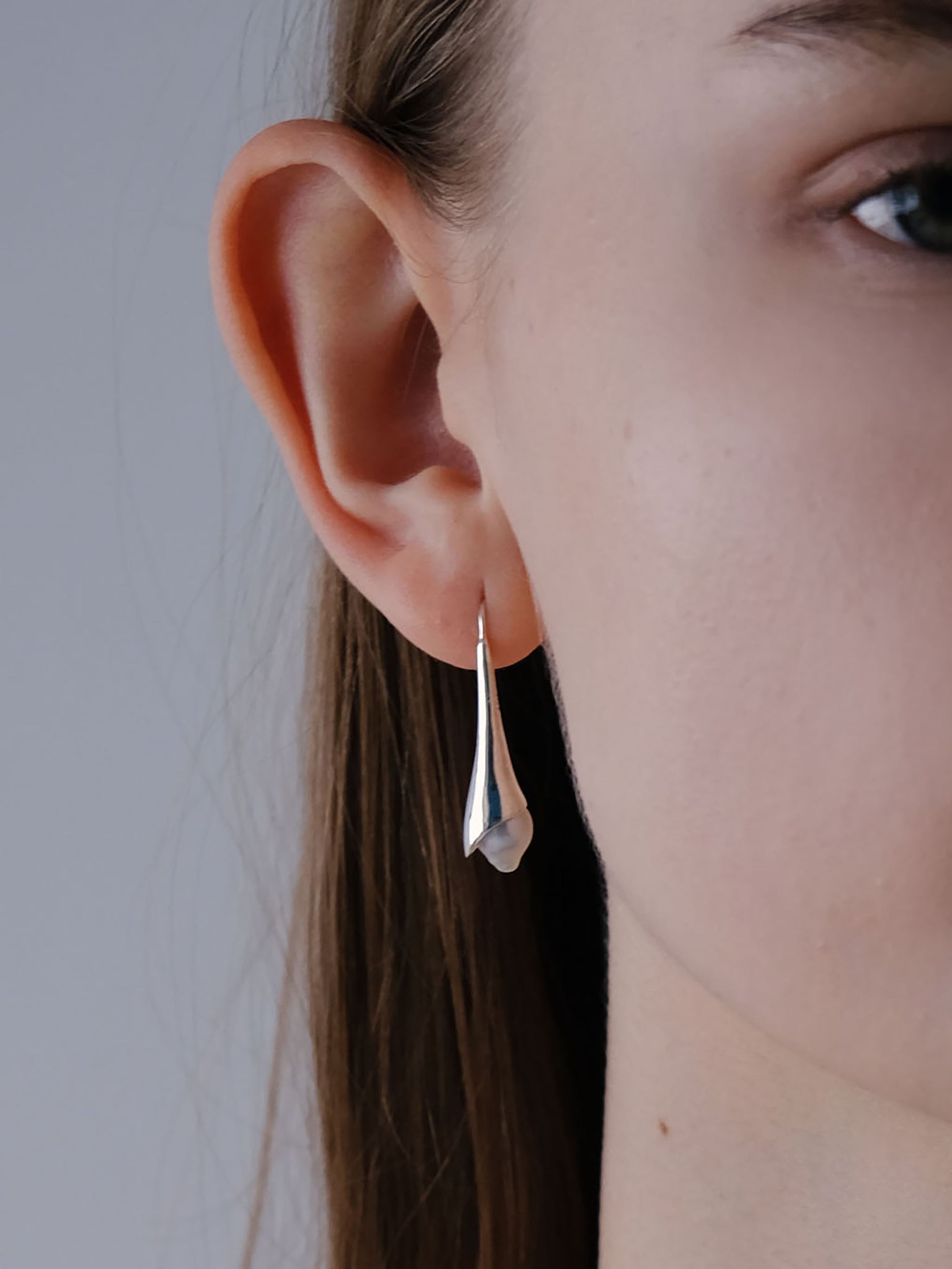 SILVER 卡羅絲垂墜珍珠耳環