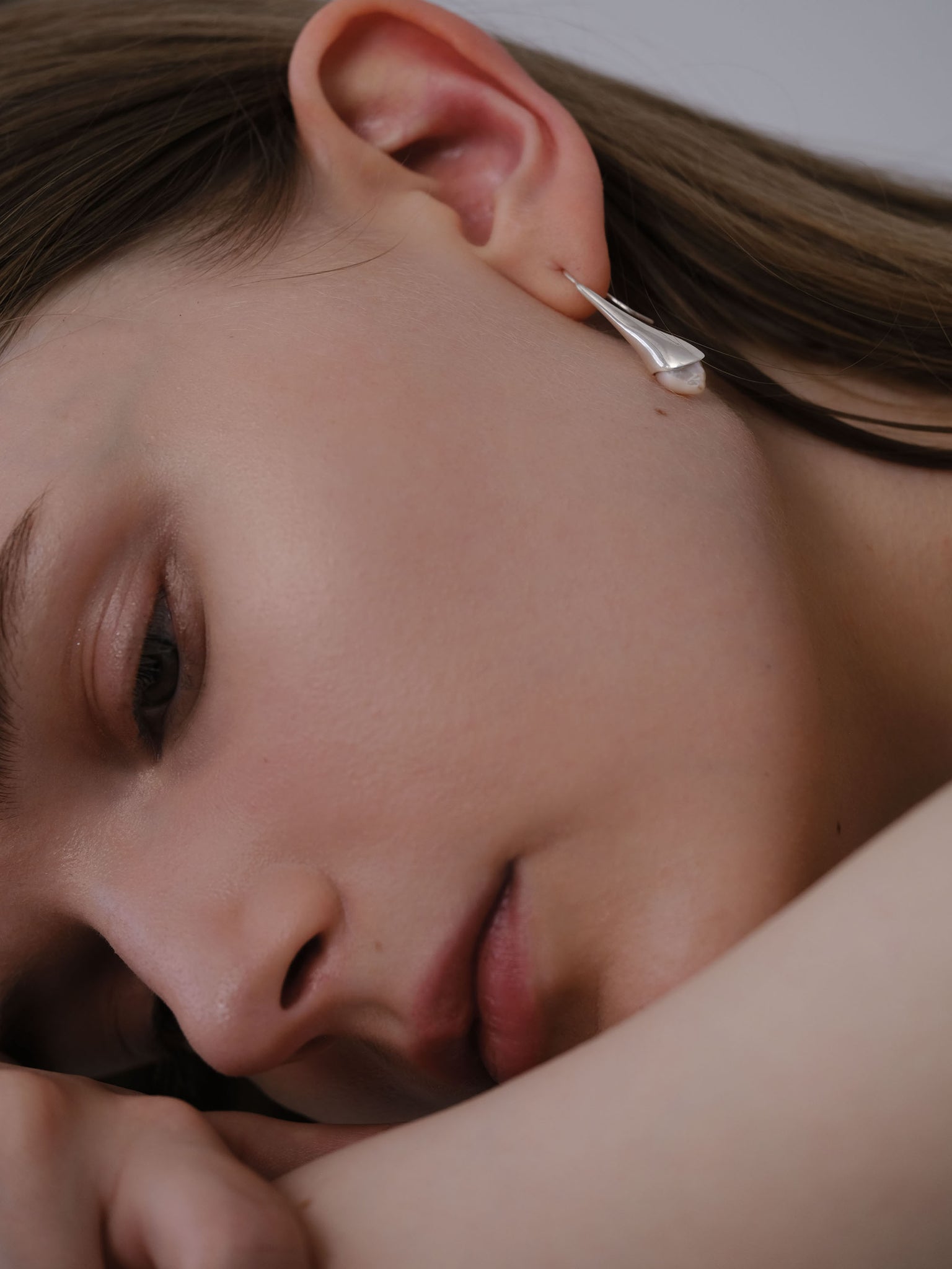 SILVER 卡羅絲垂墜珍珠耳環