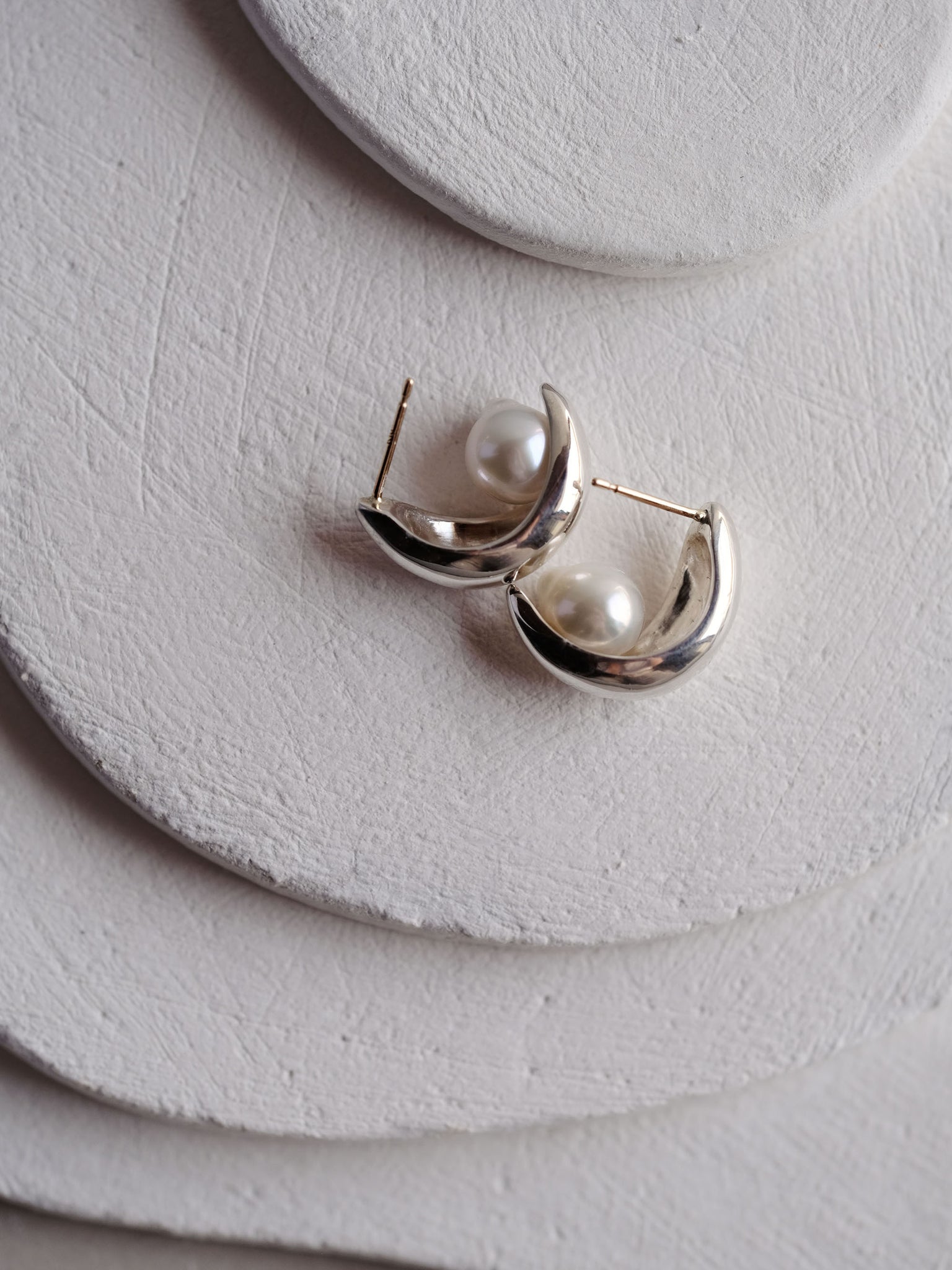 SILVER 卡羅絲曲葉珍珠耳環