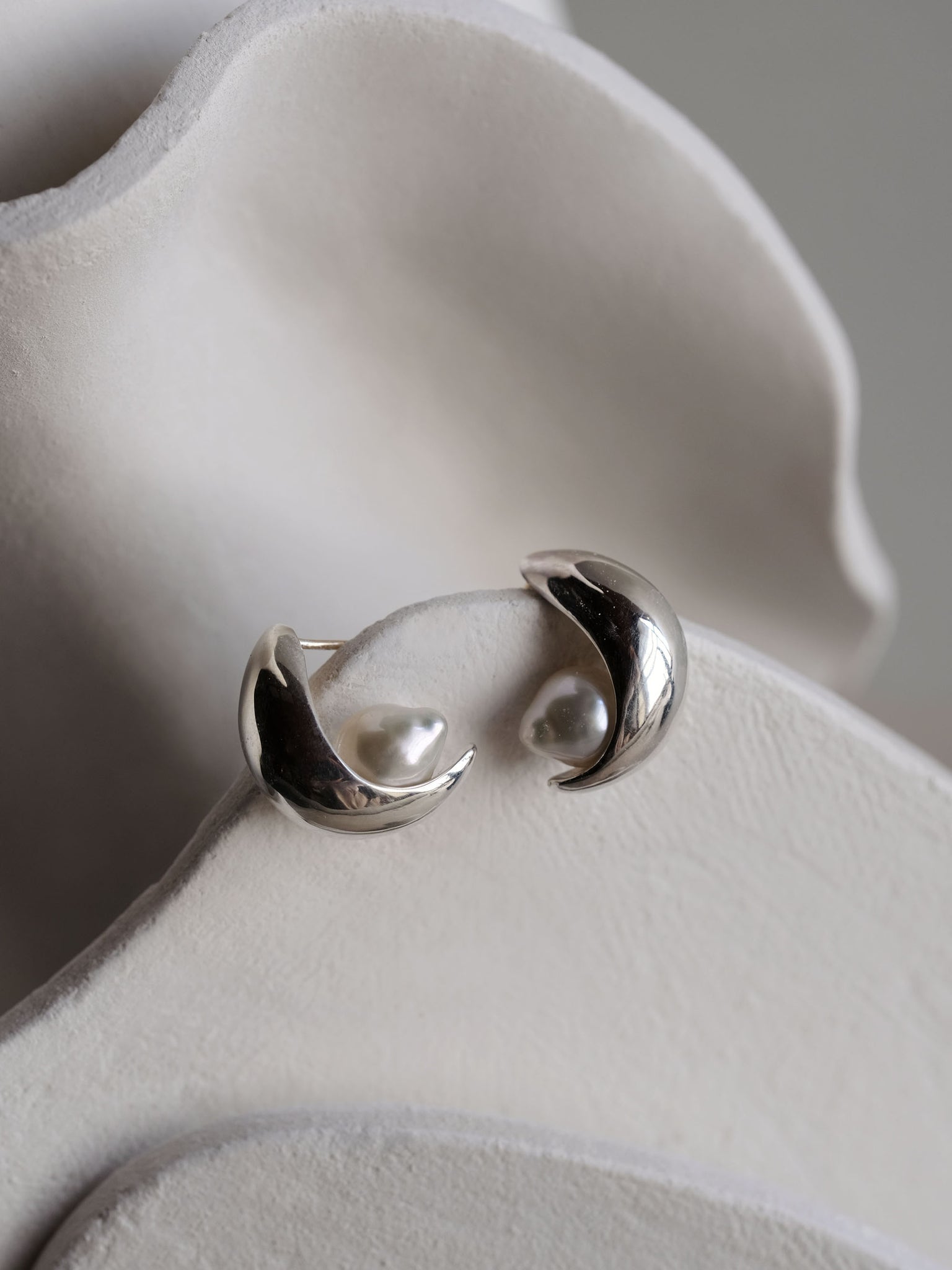 SILVER 卡羅絲曲葉珍珠耳環