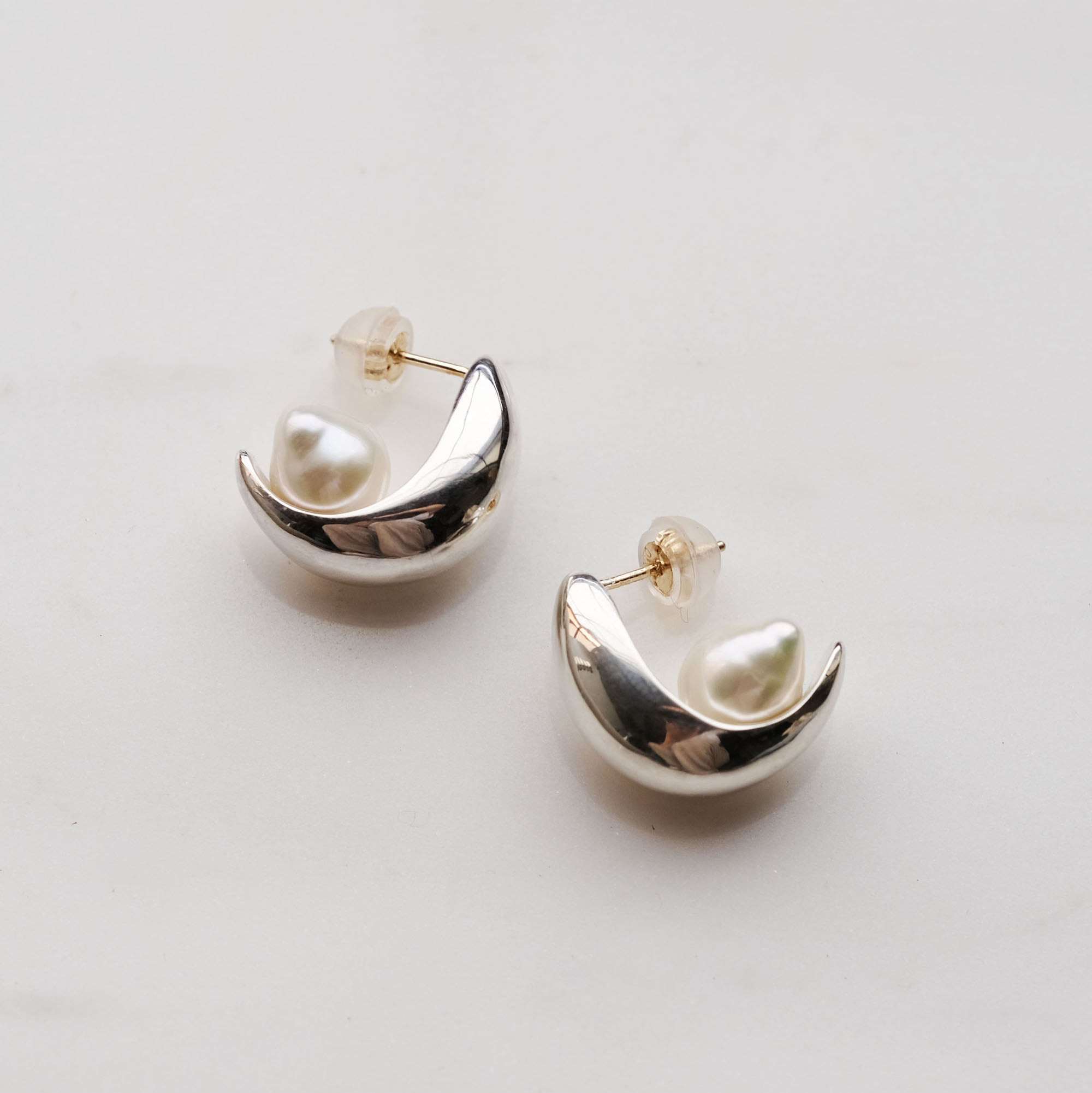 SILVER 卡羅絲曲葉珍珠耳環